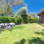 Con Piscina E Giardino *