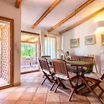 Con Piscina E Giardino *