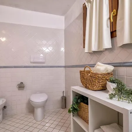 Con Piscina E Giardino *