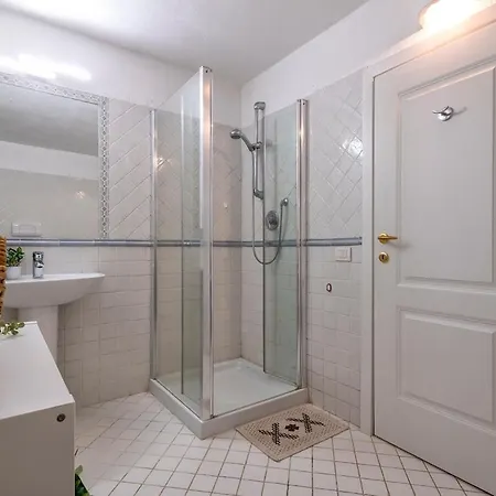 Villa Con Piscina E Giardino