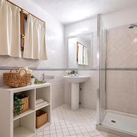 Con Piscina E Giardino * Cala Bitta