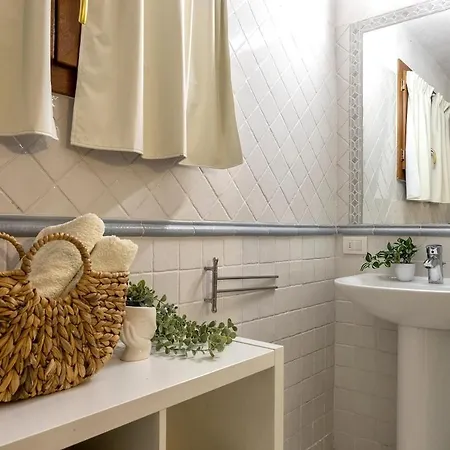 Con Piscina E Giardino