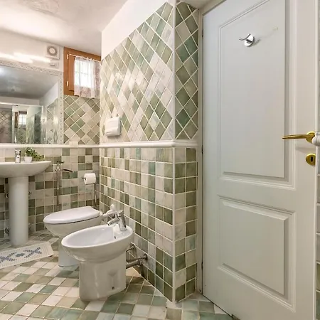 Con Piscina E Giardino Villa