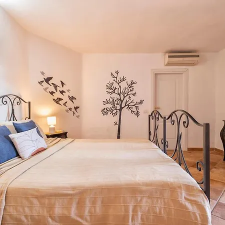 Con Piscina E Giardino