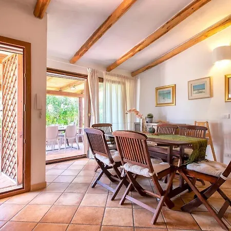 Con Piscina E Giardino *