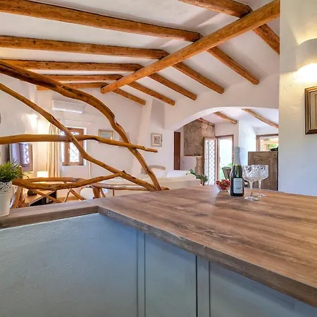 Con Piscina E Giardino *