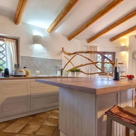 Villa Con Piscina E Giardino