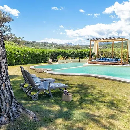 Con Piscina E Giardino