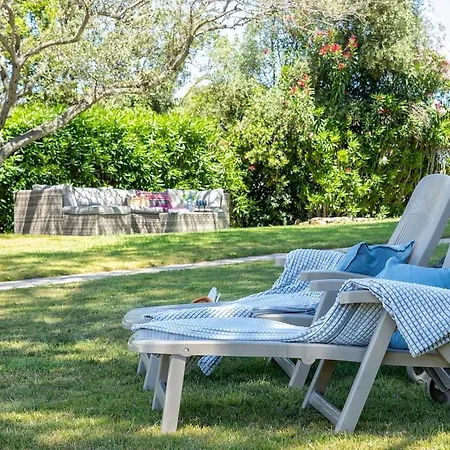 Con Piscina E Giardino