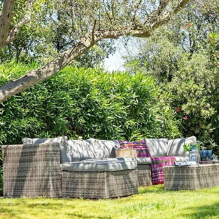 Con Piscina E Giardino